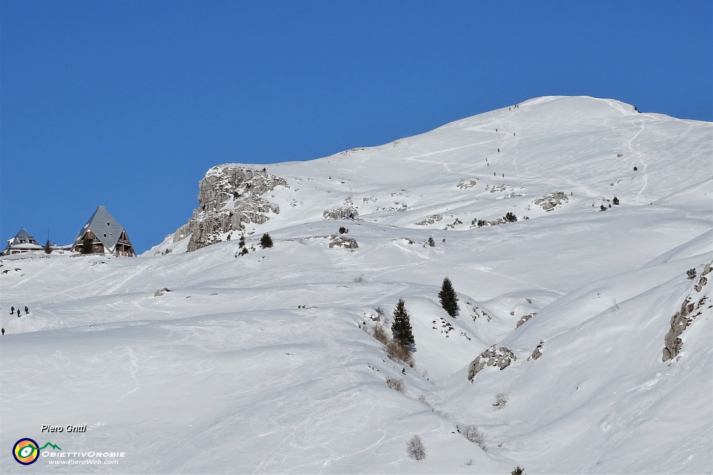 23 Zoom  sul Rif. Nicola e Cima di Piazzo.JPG